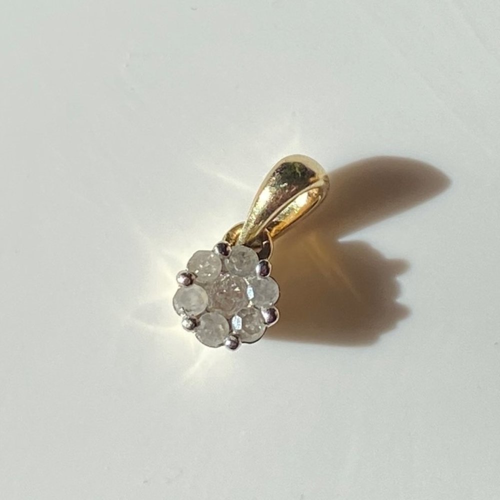 10K gold diamond flower pendant 7 diamonds in a flower shape - Picture 2 of 6
